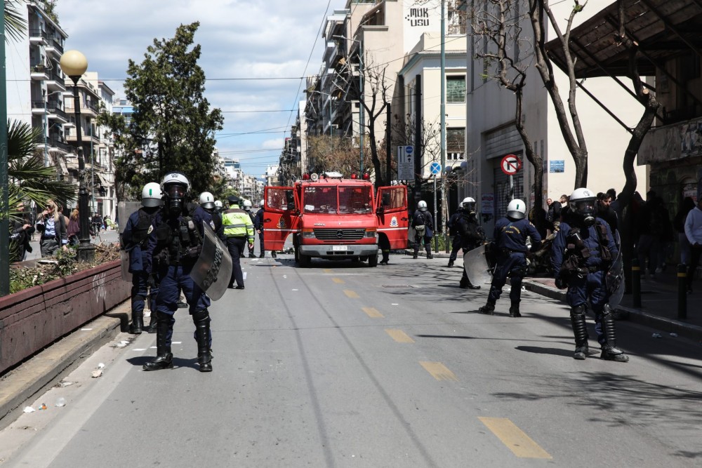 Νέα επεισόδια στην ΑΣΟΕΕ &#8211; Κουκουλοφόροι επιτίθενται στα ΜΑΤ &#8211; Κλειστή η Πατησίων