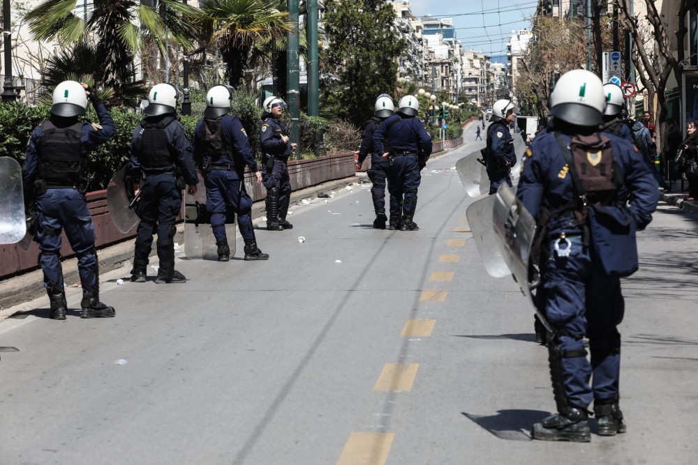 Επίθεση κουκουλοφόρων σε περιπολικό έξω από την ΑΣΟΕΕ &#8211; &#8220;Παγιδευμένος&#8221; αστυνομικός πυροβόλησε στον αέρα για να ξεφύγει