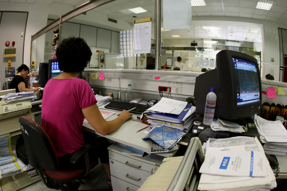 Αυξήσεις σε μισθούς, συντάξεις και 148.500 προσλήψεις στο Δημόσιο έως το 2029