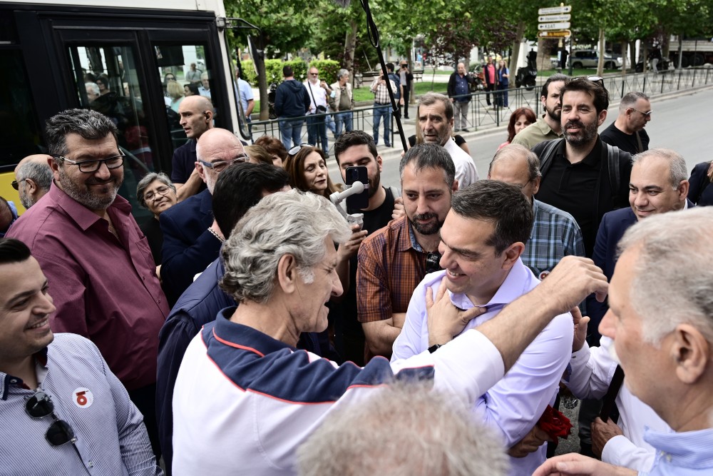 «Πανικός» στο Χαϊδάρι για τον Τσίπρα: «Κοσμοσυρροή» στο… πεζοδρόμιο (Φωτό)