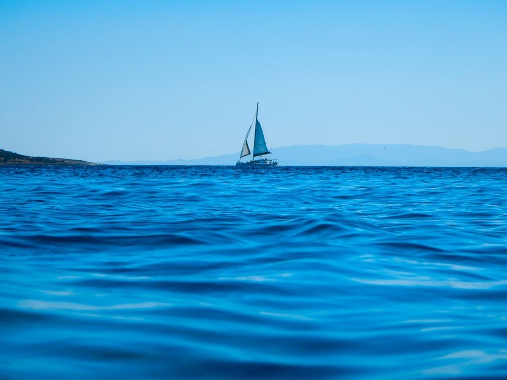 Ιστιοφόρο με επιβαίνοντες εντοπίστηκε 100 ναυτικά μίλια ανοιχτά της Πύλου