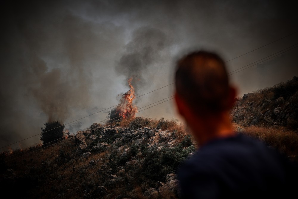 Φωτιές: αναζωπυρώσεις σε Κέρκυρα και Ρόδο - Mάχη και στην Κάρυστο