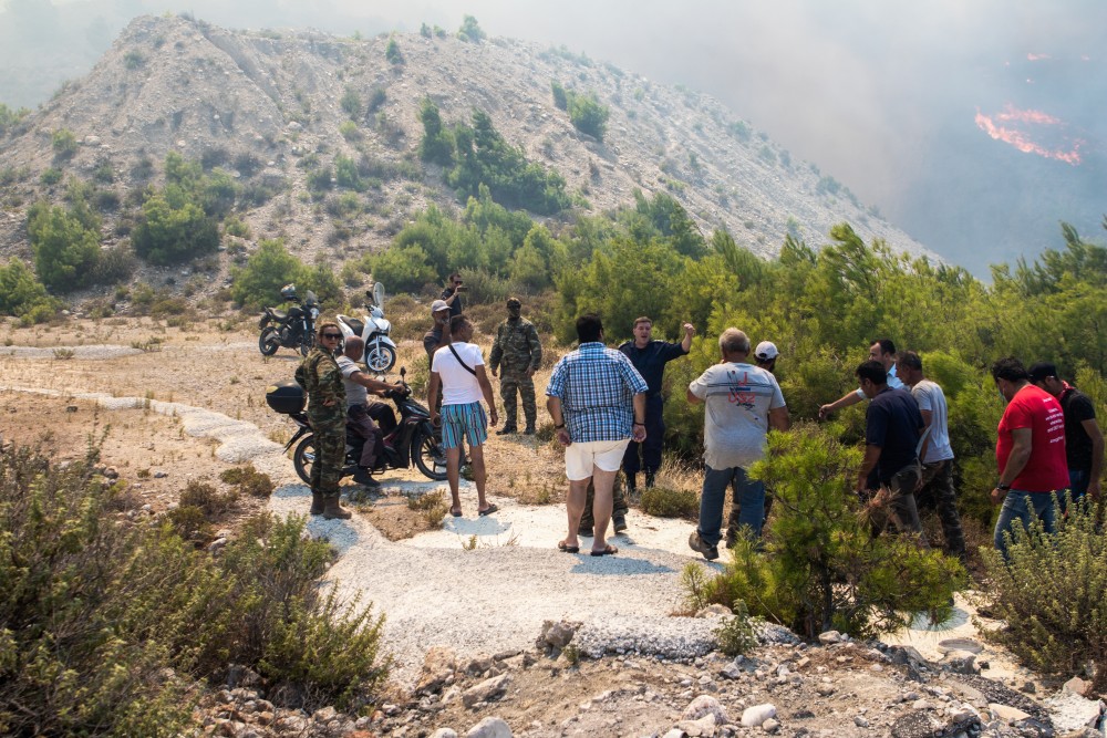 Φωτιά στη Ρόδο: μαρτυρίες των ηρώων εθελοντών που «ρίχτηκαν στη μάχη»