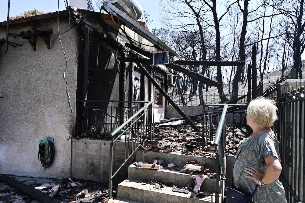 Φωτιές - Πυροσβεστική: αναζωπυρώσεις σε Δυτική Αττική, Ρόδο και Λακωνία