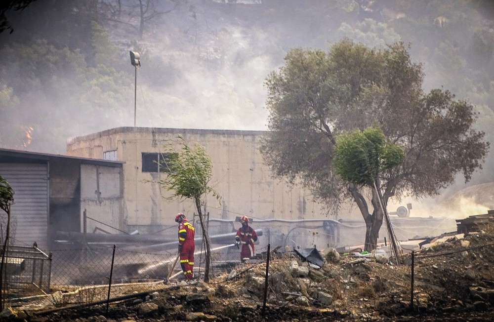 Νύχτα αγωνίας στη Ρόδο: κάηκαν σπίτια, εκκενώθηκαν οικισμοί