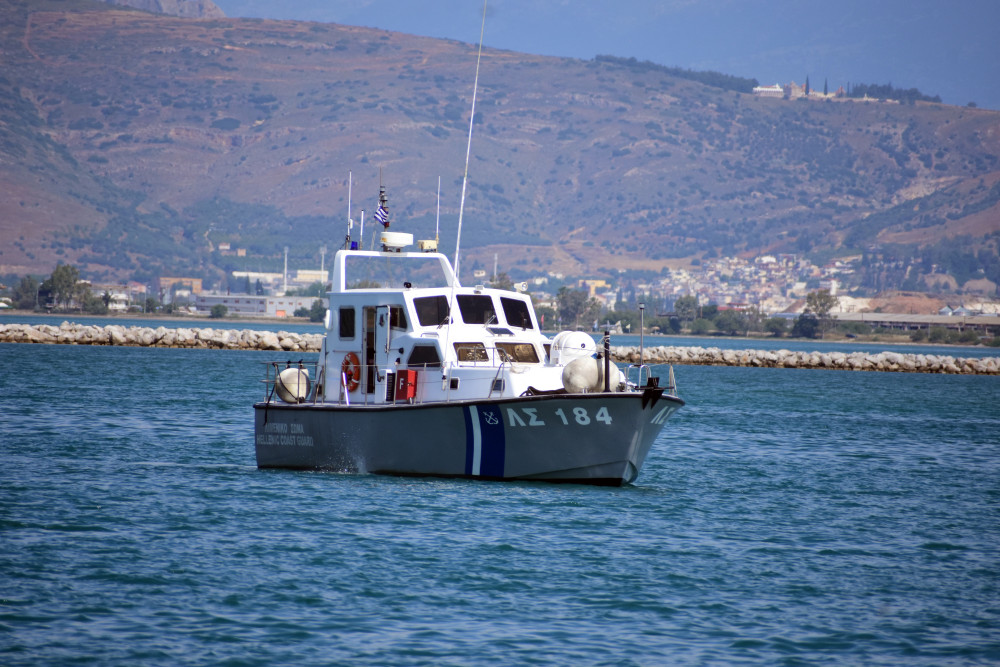 Καρέ καρέ η σύγκρουση δύο τουριστικών σκαφών στους Αντίπαξους (video)