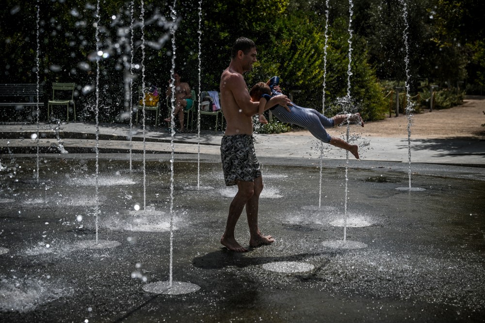 Καιρός: συνεχίζεται για 15η ημέρα ο καύσωνας - Πτώση της θερμοκρασίας από την Τρίτη