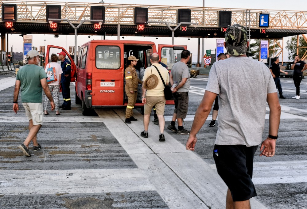 ΕΛΑΣ-Πυροσβεστική: δικαιολογημένη η αγανάκτηση των οδηγών στην Αθηνών-Κορίνθου - Ενεργήσαμε με γνώμονα την ασφάλεια