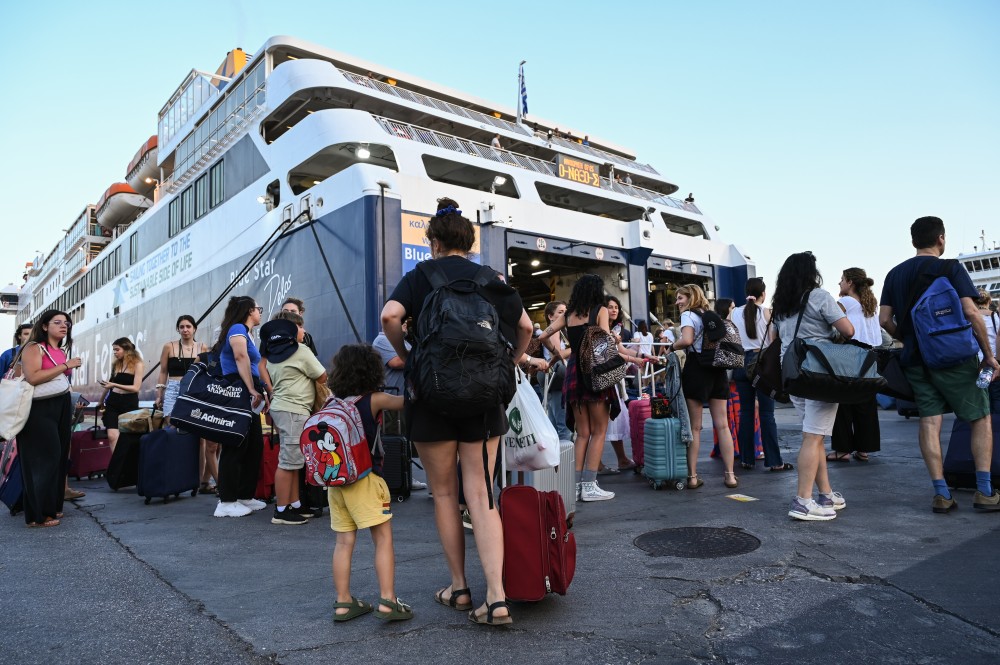 Αδειάζει η Αθήνα, γεμίζουν τα νησιά