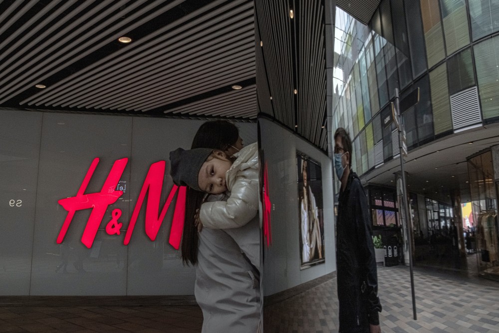 H&M: Εγκαταλείπει τη Μιανμάρ – Καταγγελίες για παραβιάσεις στα δικαιώματα των εργαζομένων