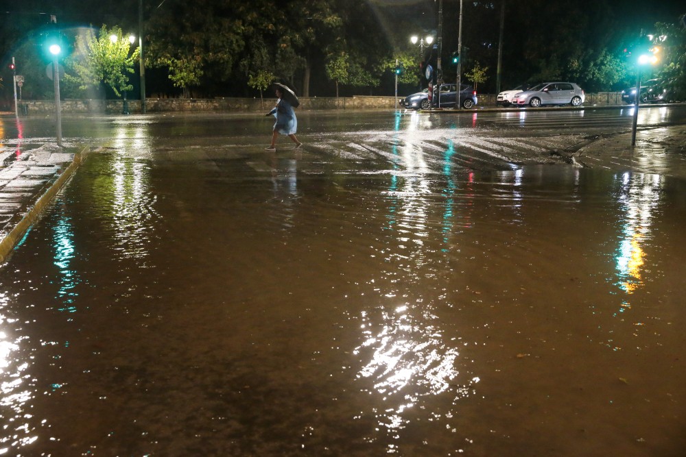 Σαρώνει τη χώρα η κακοκαιρία - Κλειστή η εθνική οδός από Λαμία μέχρι Κατερίνη