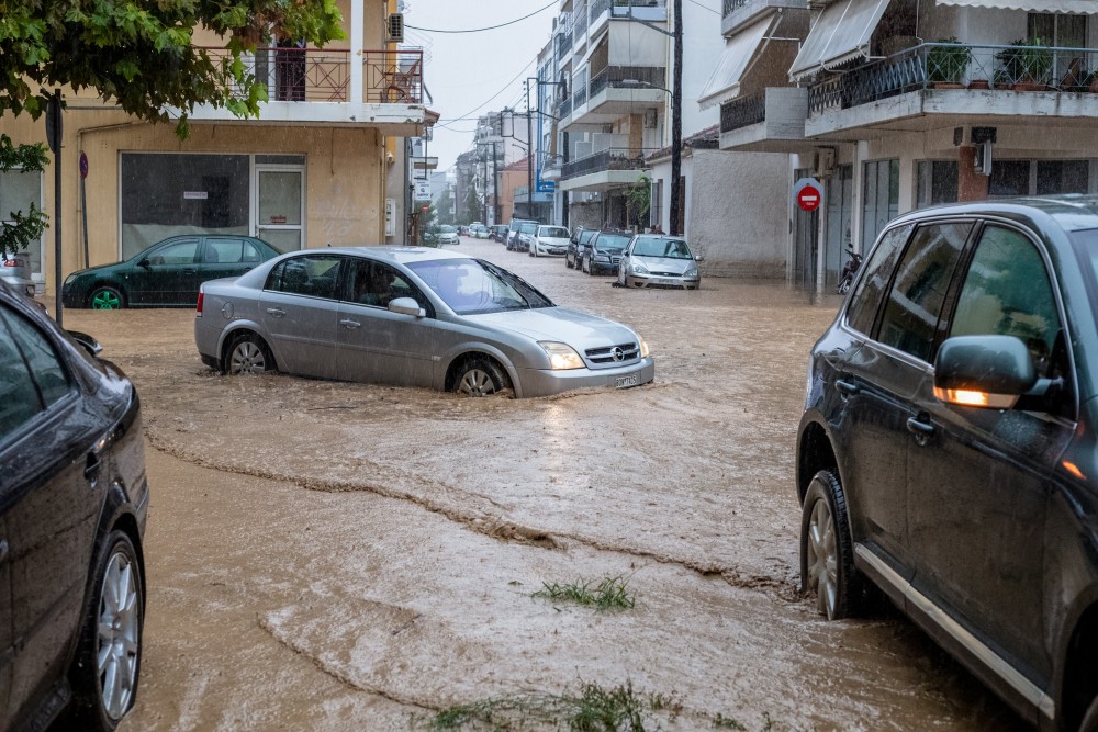 Κακοκαιρία: σε αρκετά σημεία το νερό ξεπερνά τα δύο μέτρα - Στη μάχη ο στρατός και δύτες της ΕΜΑΚ