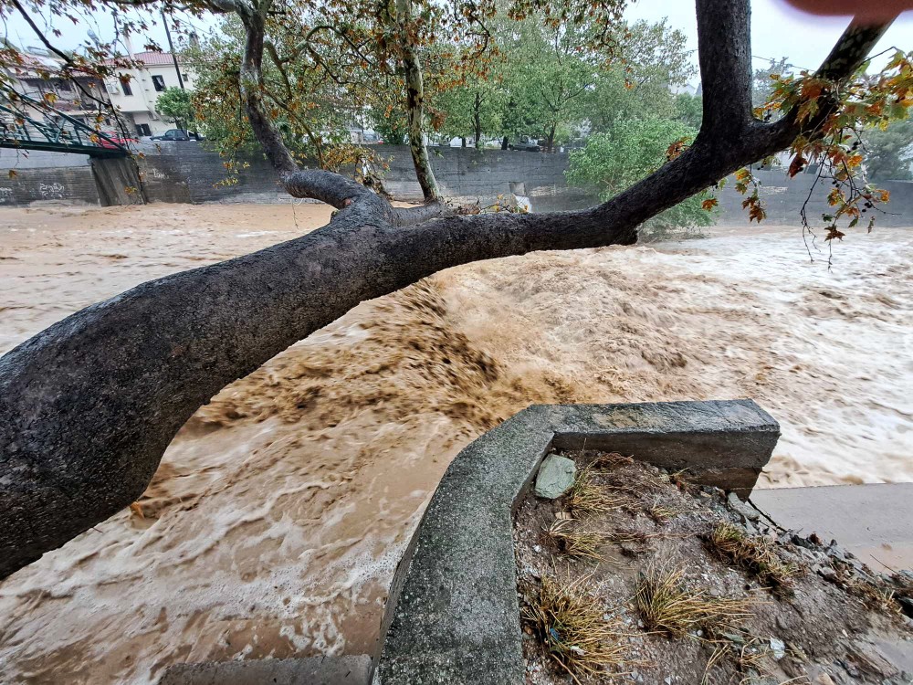 Κακοκαιρία: νεκρή ηλικιωμένη στη Μαγνησία - Tρεις αγνοούμενοι