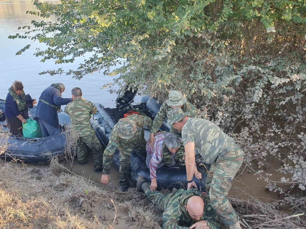 Ποιος είναι ο Άτλαντας - πεζοναύτης που ξάπλωσε στη λάσπη για να περάσει η ηλικιωμένη