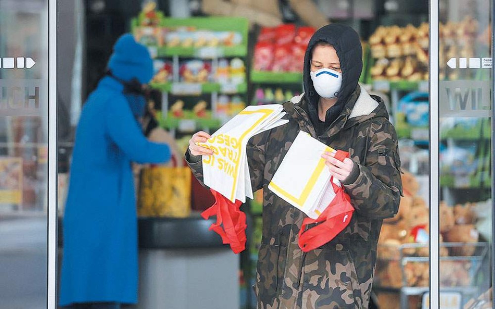 Ρώμη: Πρόστιμο έως 500 ευρώ σε όσους πετούν εκτός κάδων μεταχειρισμένες μάσκες