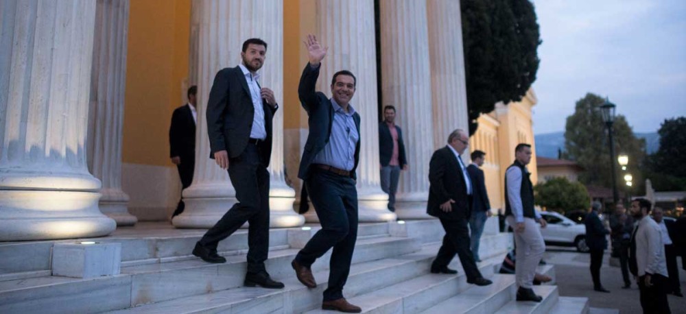 «Μένουμε Όρθιοι» γραμμένο στο γόνατο