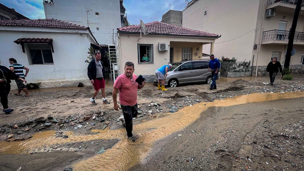 Κακοκαιρία: χωρίς νερό και μέσα στη λάσπη ο Βόλος