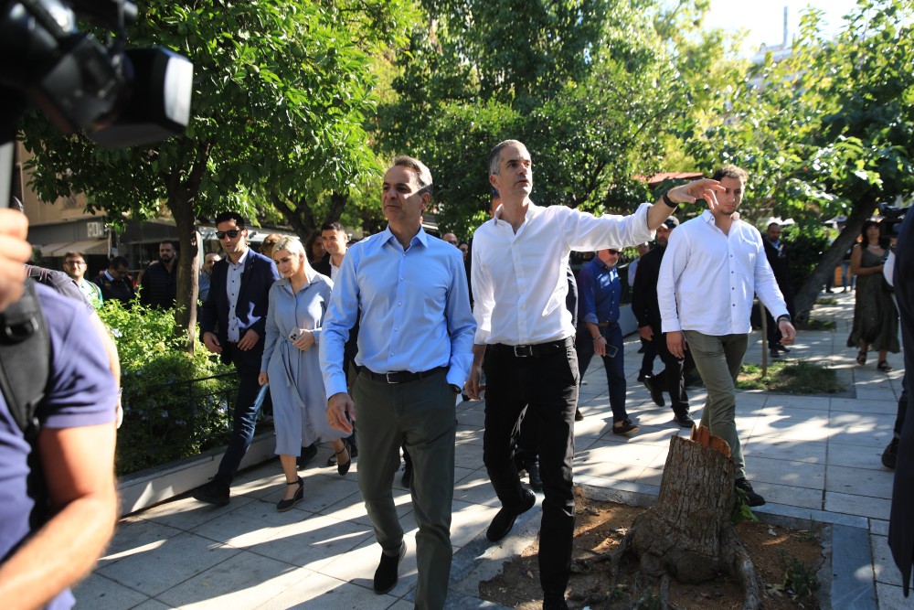 Κυριάκος Μητσοτάκης: με τον Κώστα Μπακογιάννη στην πλατεία Βικτωρίας (φωτό)