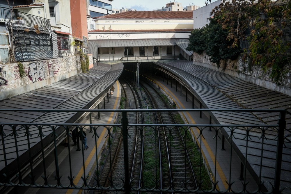 Μοναστηράκι: ακροδεξιοί επιχείρησαν να βάλουν φωτιά σε βαγόνι του ΗΣΑΠ - Φώναζαν «καψ&#x27; τους»