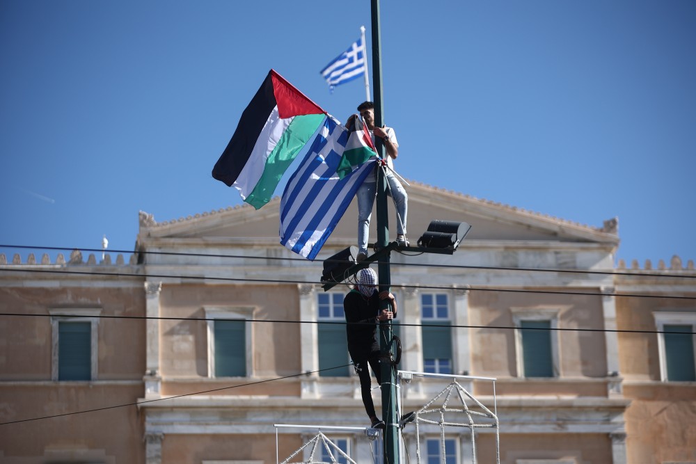 Δικογραφία κατά Παλαιστίνιου που σήκωσε σημαία της χώρας του στο Σύνταγμα