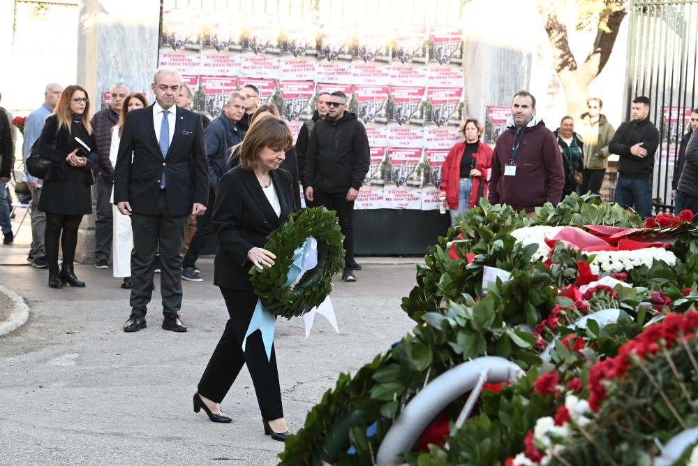 Στεφάνι κατέθεσε η ΠτΔ στο Πολυτεχνείο: «Σήμερα η Δημοκρατία είναι εδραιωμένη και ισχυρή»