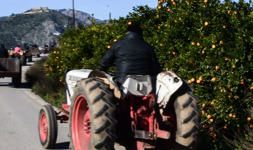 Κομισιόν για αγρότες: προτείνει παρεκκλίσεις από την ΚΑΠ για το 2024