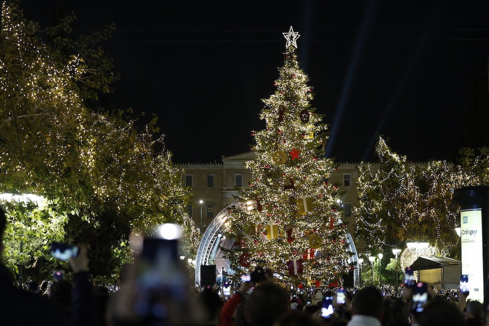 Φωταγωγήθηκε το χριστουγεννιάτικο δέντρο στο Σύνταγμα