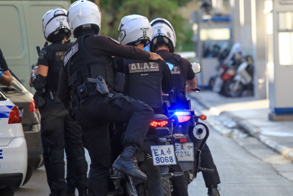 Βαν παρέσυρε μηχανή της ομάδας ΔΙΑΣ - Τραυματίστηκαν δύο αστυνομικοί