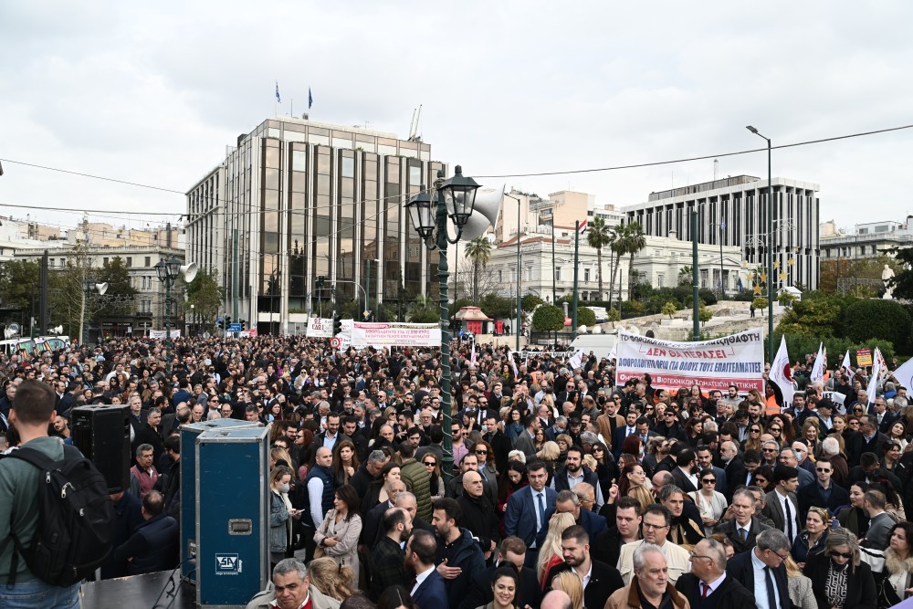 Εις υγείαν των κορόιδων