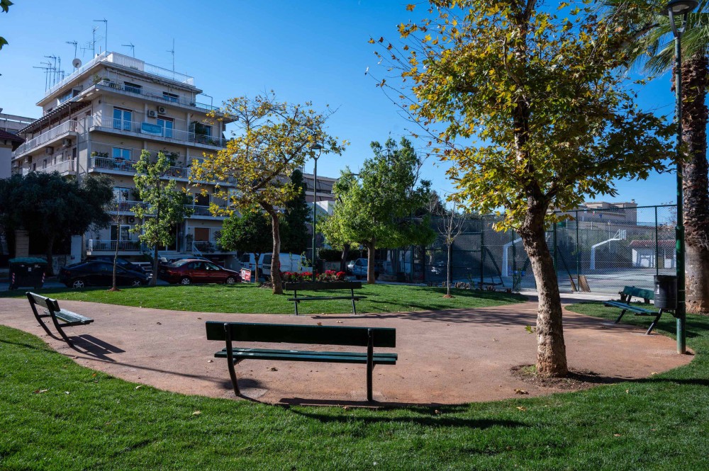 Ελληνικό: Έκλεψαν γκαζόν από παιδική χαρά - απορεί ο δήμαρχος (Vid)