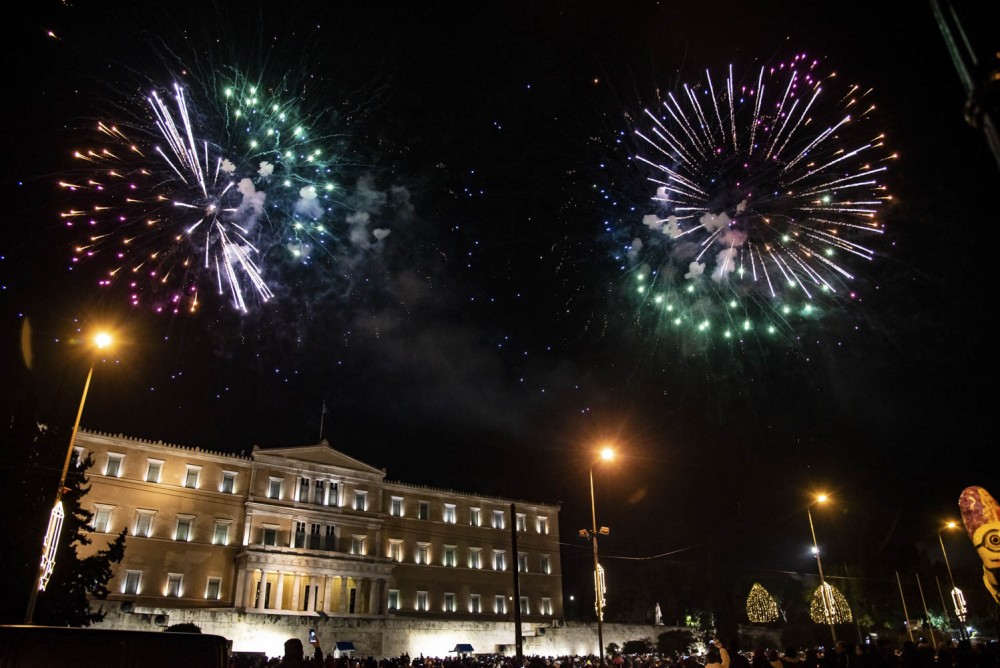 Live: η υποδοχή του νέου έτους από την πλατεία Συντάγματος