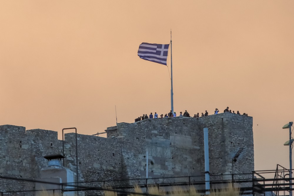 FT: Η πολιτική κρίση στη Γαλλία αναδεικνύει το success story της Ελλάδας