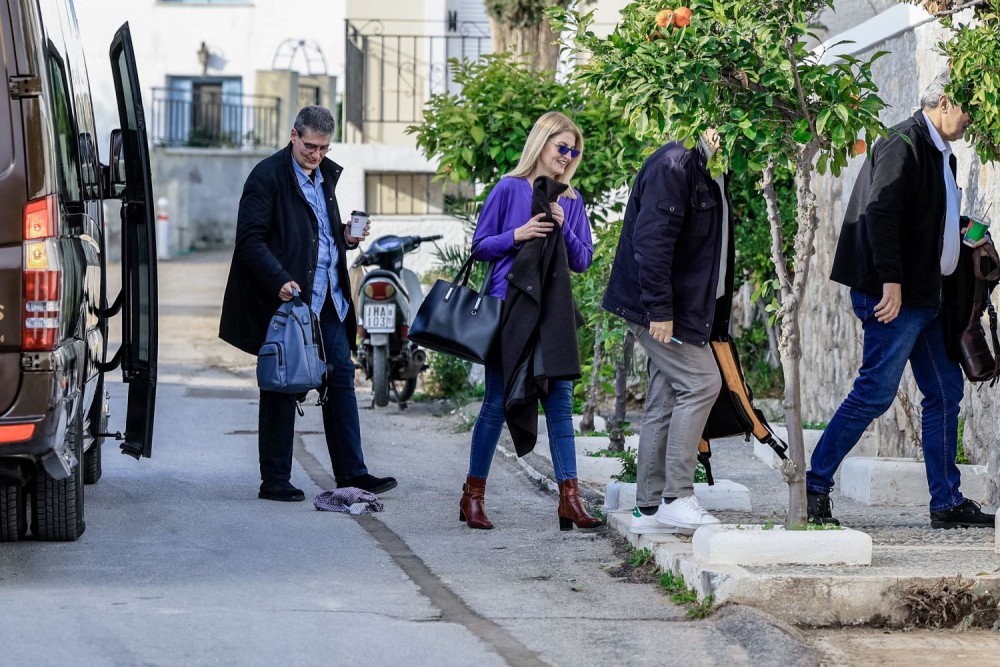 Στων Σπετσών τη χλιδάτη ράχη περπατά η Αριστερά μονάχη