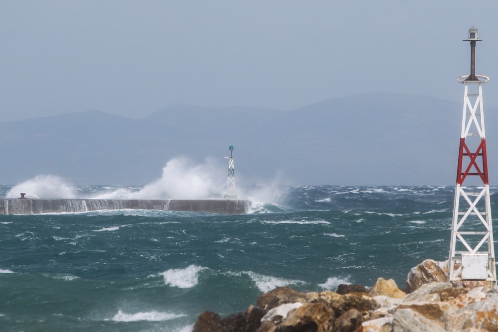 Σε ισχύ το απαγορευτικό απόπλου από Πειραιά, Ραφήνα και Λαύριο