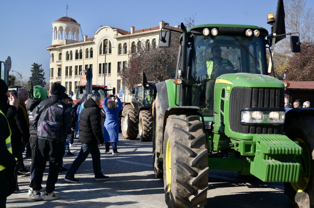 Τρέχει στα μπλόκα η αντιπολίτευση: μοιράζει χρήμα με ουρά, ρίχνει λάδι στη φωτιά