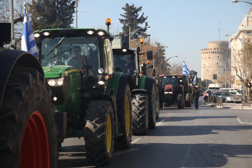 Επέστρεψαν στα μπλόκα οι αγρότες - «Μέτωπο» της κυβέρνησης με τα προβλήματα