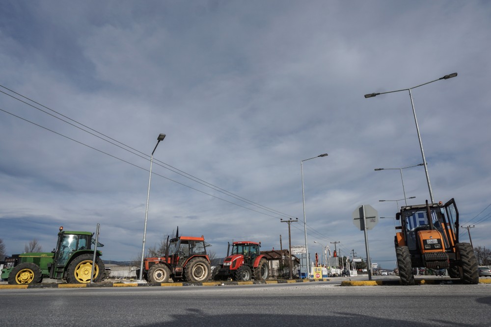 Αποκλεισμοί δρόμων από τους αγρότες στη Μακεδονία