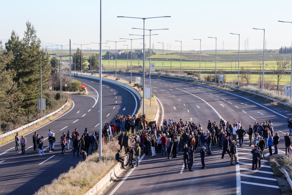 Μπλόκα αγροτών: έκλεισαν την εθνική οδό  πριν τη Λαμία