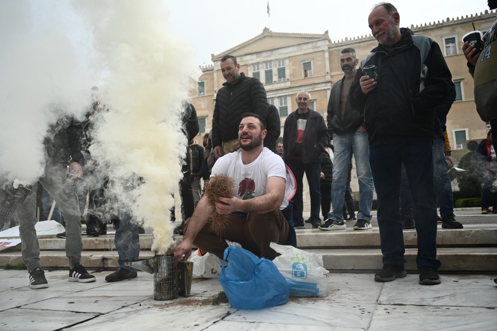 Στην Αθήνα οι μελισσοκόμοι - Συνεδριάζουν στα μπλόκα οι αγρότες