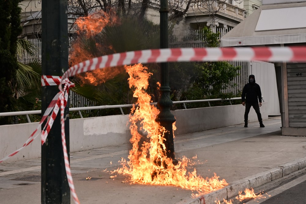 Επεισόδια σε Σύνταγμα και Ομόνοια- Μολότοφ στο προαύλιο της Βουλής (βίντεο και φωτό)