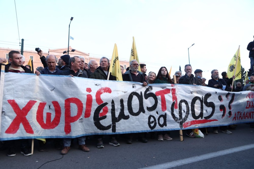 Οι αγρότες στο Σύνταγμα - Τα πανό, τα συνθήματα και οι σημαίες... του αγώνα