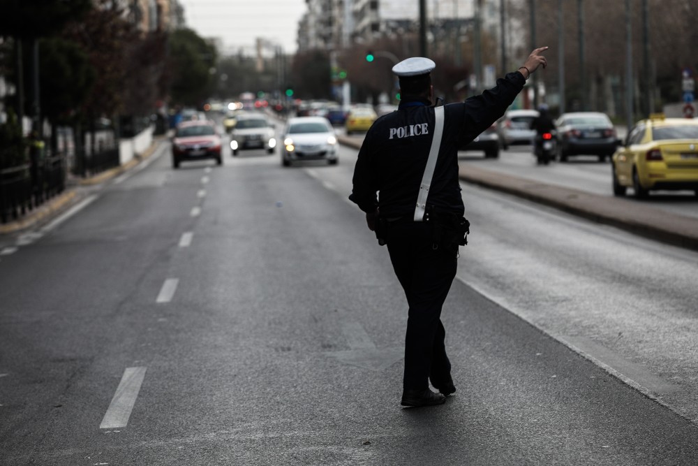 Καθίζηση οδοστρώματος στην Ερμού - Κυκλοφοριακά προβλήματα στο κέντρο της Αθήνας