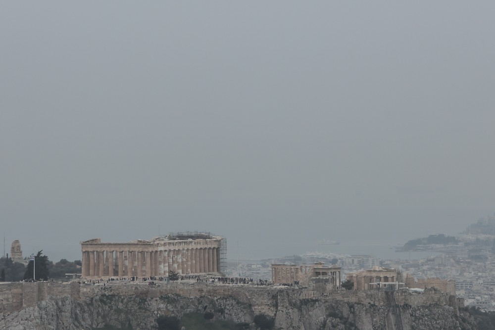 Καιρός: αποπνικτική η ατμόσφαιρα με αφρικάνικη σκόνη και υψηλές θερμοκρασίες