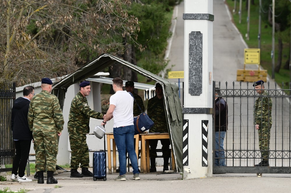 Στέφανος Κασσελάκης: ντύθηκε στα χακί και τους άφησε να βγάλουν το φίδι  από την τρύπα...