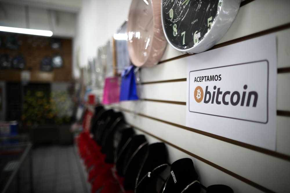 Με ώθηση Τραμπ, το Bitcoin σπάει το φράγμα των 100.000 δολαρίων