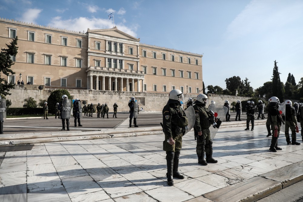 Σε γραμμή αντιπολίτευσης ο Ρουβίκωνας: κρέμασε πανό για τα Τέμπη σε Βουλή και Προεδρικό Μέγαρο