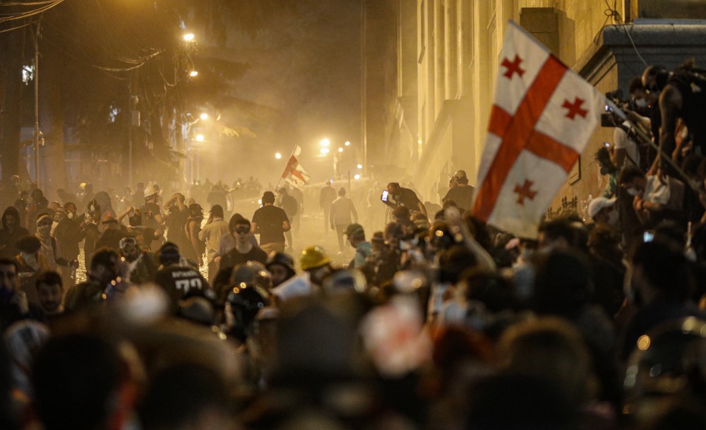 Σε αναβρασμό η Γεωργία: χιλιάδες διαδηλωτές εναντίον του νομοσχεδίου «περί ξένων πρακτόρων»