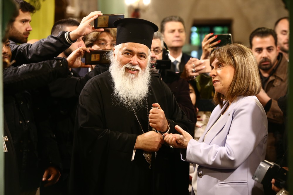 Σακελλαροπούλου: Σημαιοφόροι της συμπόνιας, αχθοφόροι του καλού οι ιερείς