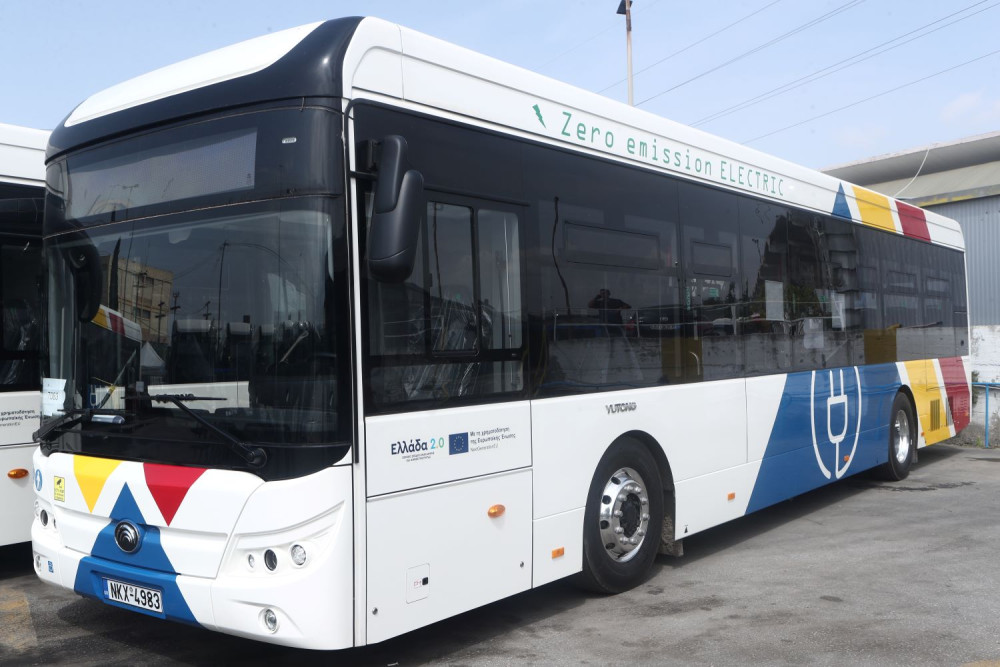 Μενίδι: λεωφορείο έπεσε σε ψησταριά - Δεν υπάρχουν τραυματίες