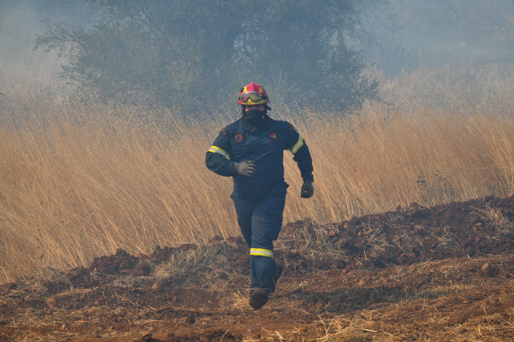 Φωτιά στην Εύβοια: όχημα εθελοντών τυλίχτηκε στις φλόγες